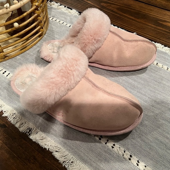 Ugg Scuffette Pink Women's Slippers, size 10, GUC, see photos, baby pink, fluffy - Picture 1 of 8